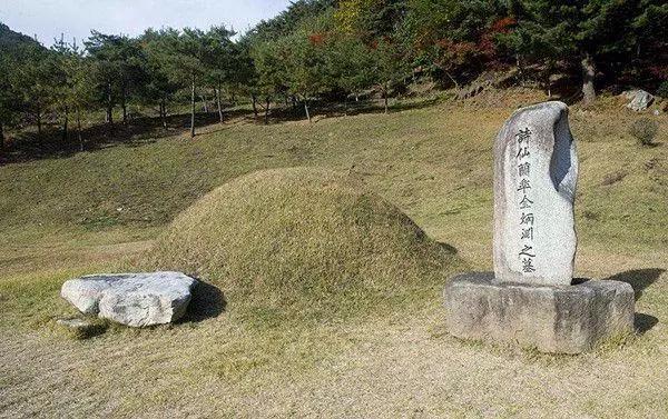 父親出車禍,母親拋下姐弟三人離開,十年後見到這墓我哭成淚人!