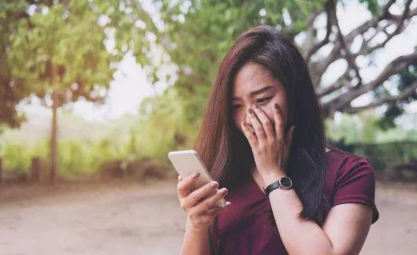 父親出車禍,母親拋下姐弟三人離開,十年後見到這墓我哭成淚人!