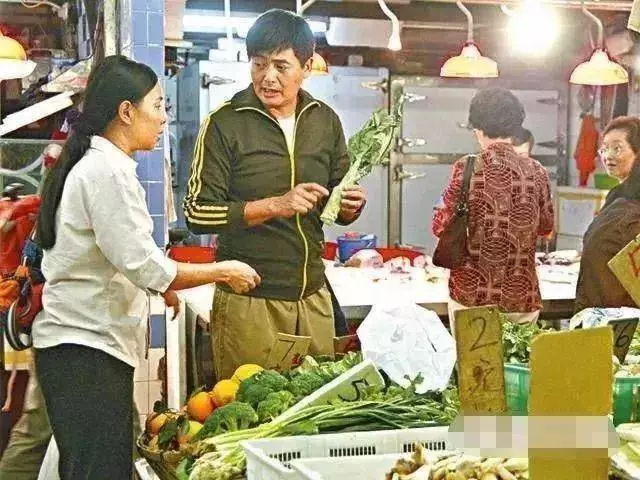 周潤發陪97歲母親外出就餐,細節見人品,網友:難怪他紅足40年