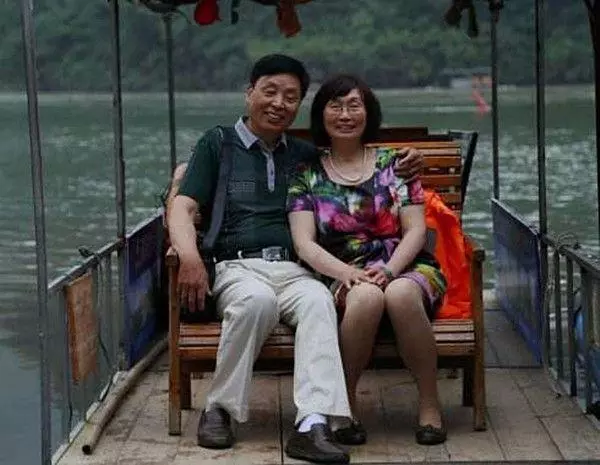 丈夫婚前隱瞞有個「吸血」妹妹,婚後妻子發現異樣:你們當我傻!