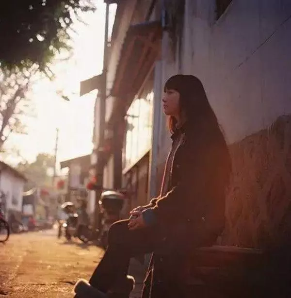 丈夫婚前隱瞞有個「吸血」妹妹,婚後妻子發現異樣:你們當我傻!