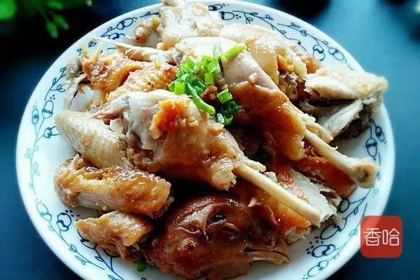 只需要一個電飯煲,不加水不加油,香噴噴的雞肉就好了