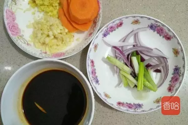 只需要一個電飯煲,不加水不加油,香噴噴的雞肉就好了