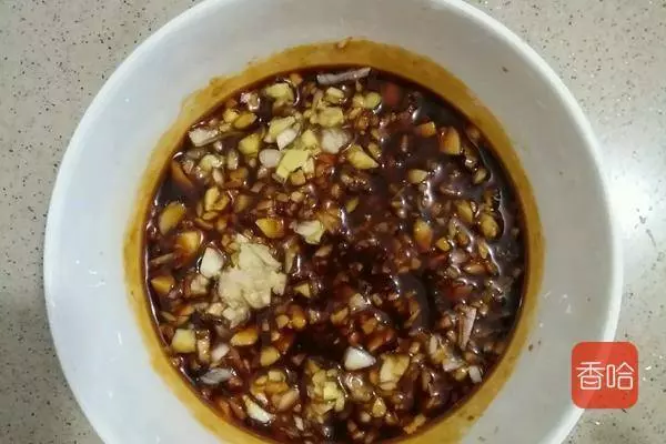 只需要一個電飯煲,不加水不加油,香噴噴的雞肉就好了