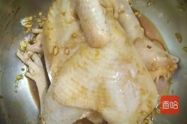只需要一個電飯煲,不加水不加油,香噴噴的雞肉就好了