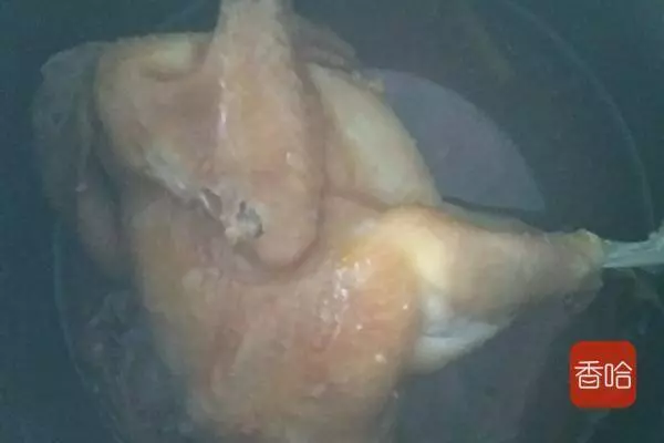 只需要一個電飯煲,不加水不加油,香噴噴的雞肉就好了