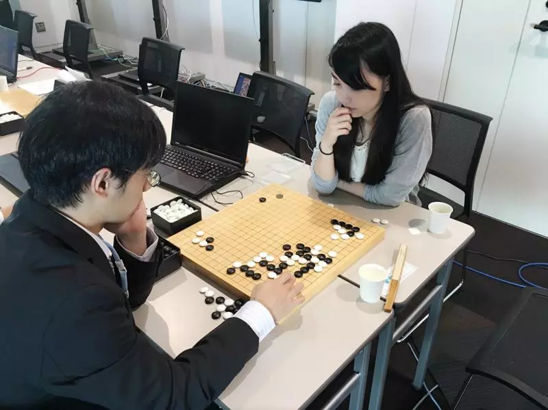 千年一遇「台灣圍棋女神」征服全日本! 專注對戰「一抬頭洋娃娃般美貌」秒登熱搜:選手心臟要很大顆