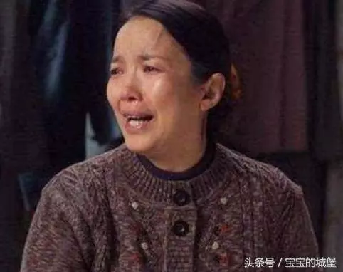 母親老年癡呆,總說老婆行李箱中藏了個人,男子懷疑打開查看,如遭雷擊