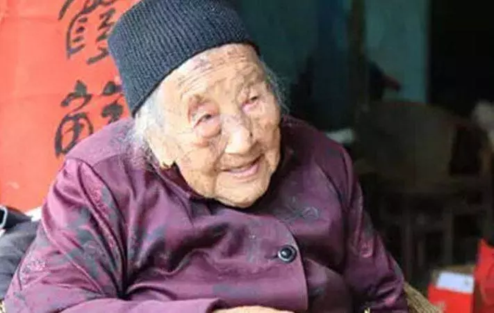 母親老年癡呆,總說老婆行李箱中藏了個人,男子懷疑打開查看,如遭雷擊