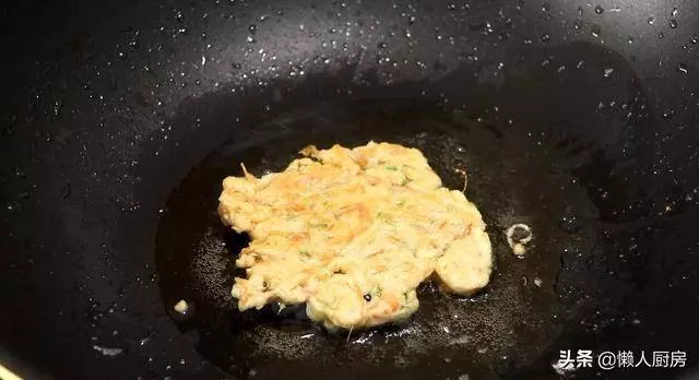 教你這樣做「蝦餅」,好吃不上火,蝦連殼兒一起吃