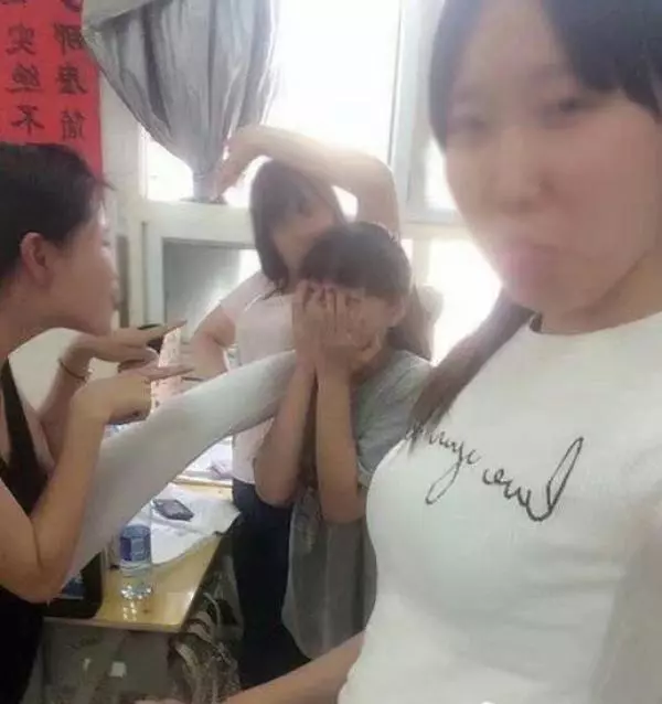 女同桌對我說 1+9+0=?我說等於10,她生氣說活該沒女朋友, 直到我有了女朋友之後,我才知道真正的答案