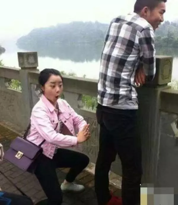 女同桌對我說 1+9+0=?我說等於10,她生氣說活該沒女朋友, 直到我有了女朋友之後,我才知道真正的答案