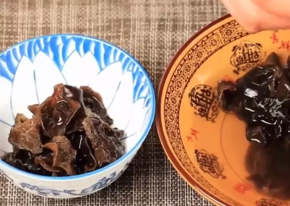 腐竹打入2個雞蛋,沒想到居然這麼好吃,脆嫩可口,吃著比肉還過癮