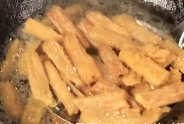 腐竹打入2個雞蛋,沒想到居然這麼好吃,脆嫩可口,吃著比肉還過癮