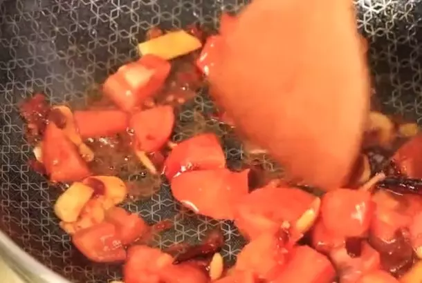 腐竹打入2個雞蛋,沒想到居然這麼好吃,脆嫩可口,吃著比肉還過癮