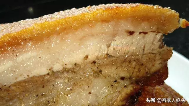 原來做脆皮燒肉有訣竅,掌握這技巧,皮脆肉香,看圖片就想咬一口