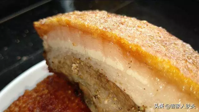 原來做脆皮燒肉有訣竅,掌握這技巧,皮脆肉香,看圖片就想咬一口