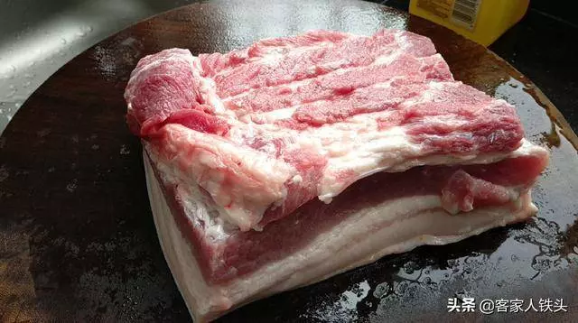 原來做脆皮燒肉有訣竅,掌握這技巧,皮脆肉香,看圖片就想咬一口