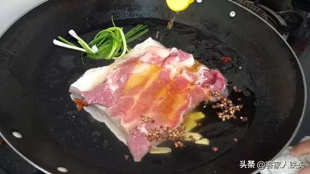 原來做脆皮燒肉有訣竅,掌握這技巧,皮脆肉香,看圖片就想咬一口