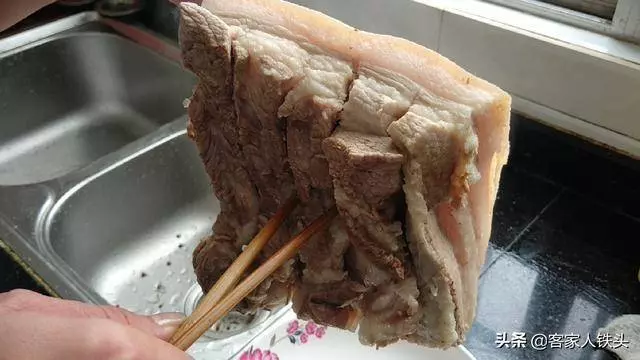 原來做脆皮燒肉有訣竅,掌握這技巧,皮脆肉香,看圖片就想咬一口