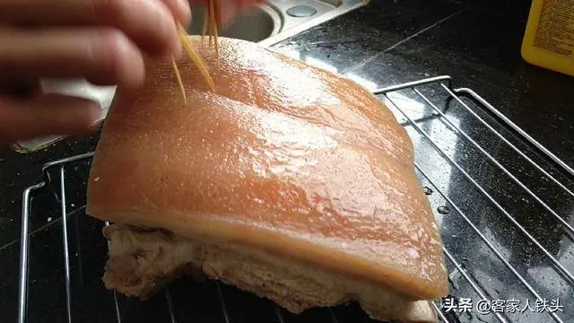 原來做脆皮燒肉有訣竅,掌握這技巧,皮脆肉香,看圖片就想咬一口