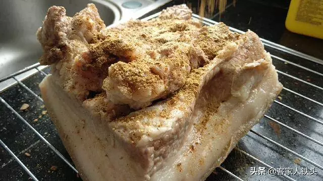原來做脆皮燒肉有訣竅,掌握這技巧,皮脆肉香,看圖片就想咬一口
