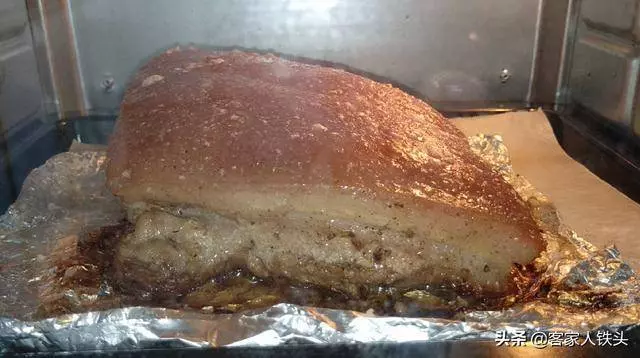 原來做脆皮燒肉有訣竅,掌握這技巧,皮脆肉香,看圖片就想咬一口