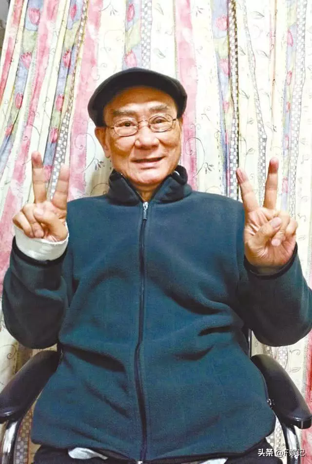 85歲老戲骨拄拐杖由保姆扶著到TVB上班,拍戲辛苦就當配音!