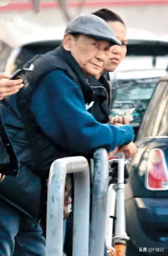 85歲老戲骨拄拐杖由保姆扶著到TVB上班,拍戲辛苦就當配音!