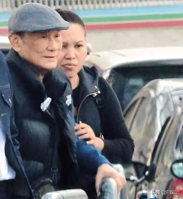 85歲老戲骨拄拐杖由保姆扶著到TVB上班,拍戲辛苦就當配音!