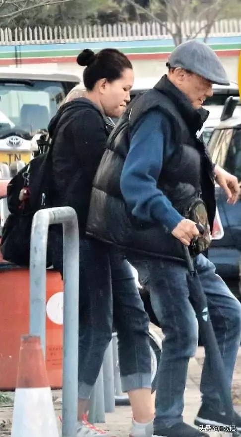 85歲老戲骨拄拐杖由保姆扶著到TVB上班,拍戲辛苦就當配音!