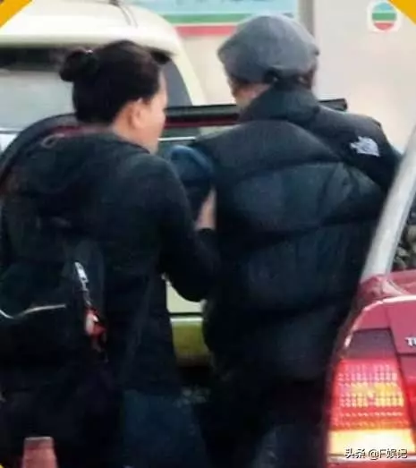 85歲老戲骨拄拐杖由保姆扶著到TVB上班,拍戲辛苦就當配音!