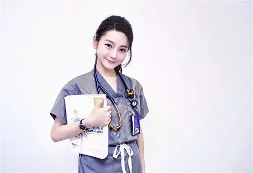 醫界女神同框柯P…合照曝光傳靈異 網嚇傻:腰上那手誰的