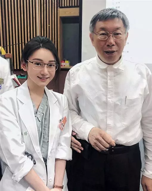 醫界女神同框柯P…合照曝光傳靈異 網嚇傻:腰上那手誰的