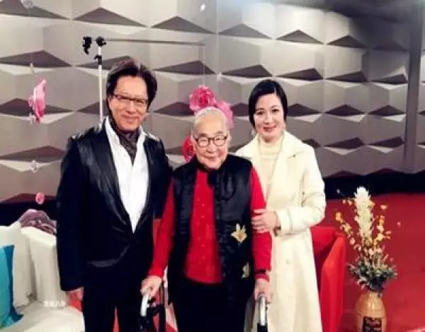 43歲「雙兒」陳少霞與62歲老公恩愛惹人羨,挺孕肚變化明顯!