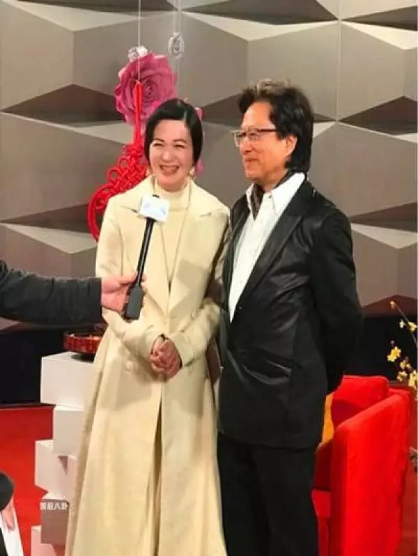 43歲「雙兒」陳少霞與62歲老公恩愛惹人羨,挺孕肚變化明顯!