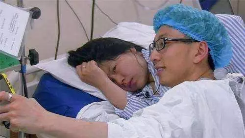妻子分娩老公主動陪產,剛見孩子卻被嚇暈,得知原因眾人哭笑不得
