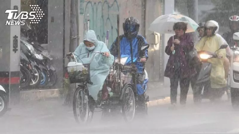 這波雨超髒!冷氣團發威「週六超大雷雨襲來」最低溫剩10度 第2波冷空氣接力來「這天開始回暖」