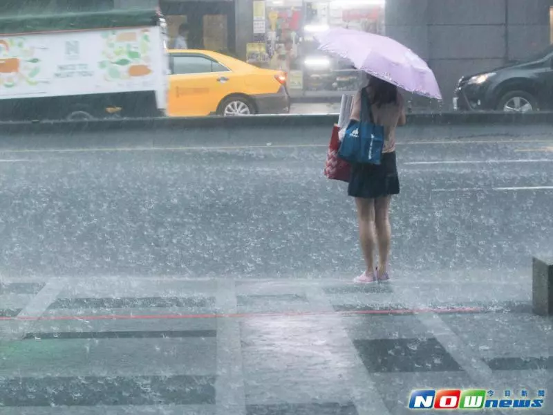 這波雨超髒!冷氣團發威「週六超大雷雨襲來」最低溫剩10度 第2波冷空氣接力來「這天開始回暖」