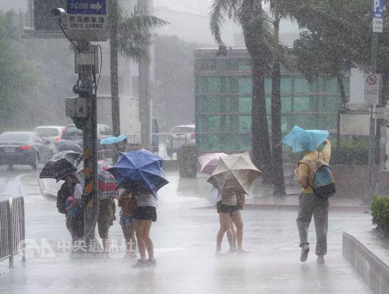 這波雨超髒!冷氣團發威「週六超大雷雨襲來」最低溫剩10度 第2波冷空氣接力來「這天開始回暖」