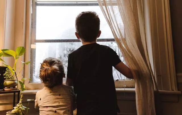 孩子總是膽小怕事？家長要做好這三點，莫讓孩子成為「軟柿子」