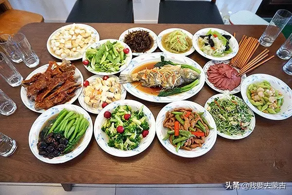 周潤發回老家,鄉親們都請他吃飯,看了這些美食,你最想吃哪家的