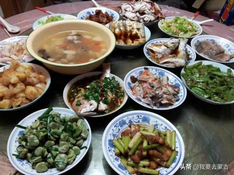 周潤發回老家,鄉親們都請他吃飯,看了這些美食,你最想吃哪家的