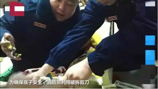 6歲男童上廁所沉迷手機,坐"""穿破""馬桶被卡2小時後成功得救,網友:消防員真的無所不能