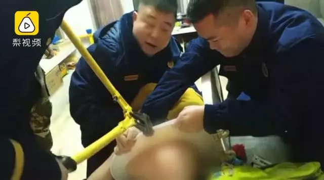 6歲男童上廁所沉迷手機,坐"""穿破""馬桶被卡2小時後成功得救,網友:消防員真的無所不能