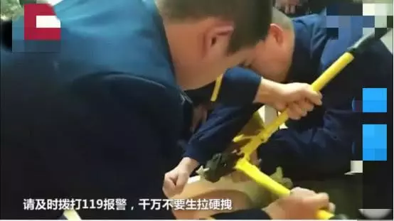 6歲男童上廁所沉迷手機,坐"""穿破""馬桶被卡2小時後成功得救,網友:消防員真的無所不能