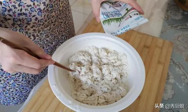巧克力別直接吃了,加一碗麵粉,一袋牛奶,簡單一做,比蛋糕還香