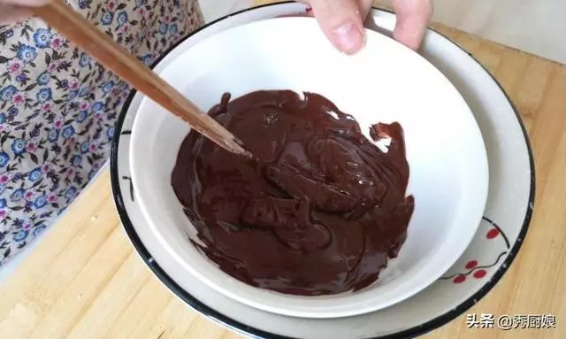 巧克力別直接吃了,加一碗麵粉,一袋牛奶,簡單一做,比蛋糕還香