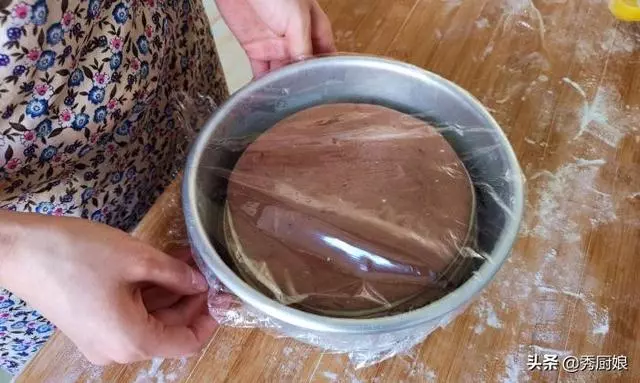 巧克力別直接吃了,加一碗麵粉,一袋牛奶,簡單一做,比蛋糕還香