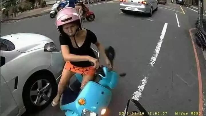 深V女騎士摔車…網驚